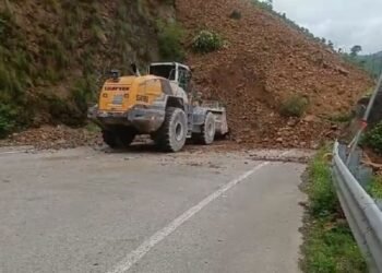 Rudraprayag: केदारनाथ हाईवे... जवाड़ी बाईपास पर भारी भूस्खलन, दोतरफा यातायात बंद, मलबा हटाने में लगेंगे कई दिन