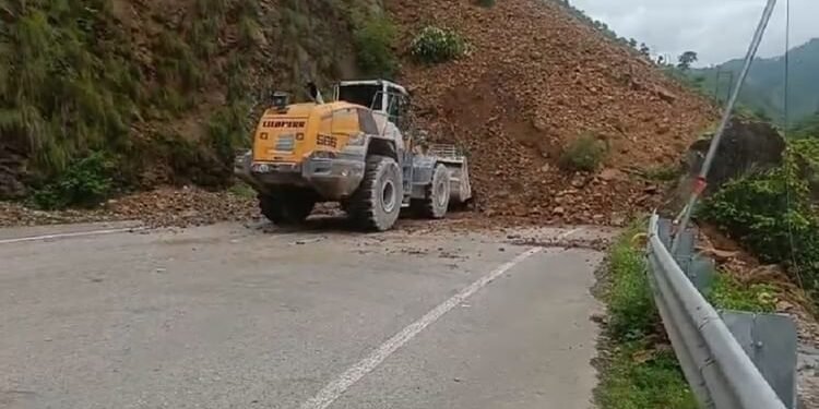 Rudraprayag: केदारनाथ हाईवे... जवाड़ी बाईपास पर भारी भूस्खलन, दोतरफा यातायात बंद, मलबा हटाने में लगेंगे कई दिन