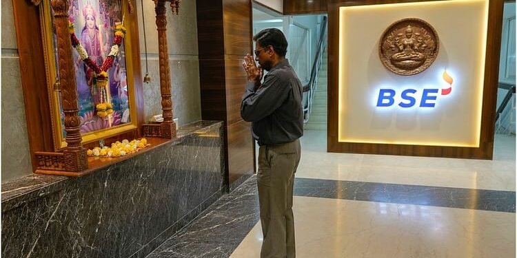 Share Market Opening Bell: टैरिफ की चिंताओं के बीच लाल निशान पर खुला शेयर बाजार; सेंसेक्स और निफ्टी लुढ़के
