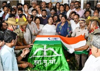 Shibu Soren Funeral News Live: पंचतत्व में विलीन हुए शिबू सोरेन, बेटे हेमंत सोरेन ने दी मुखाग्नि