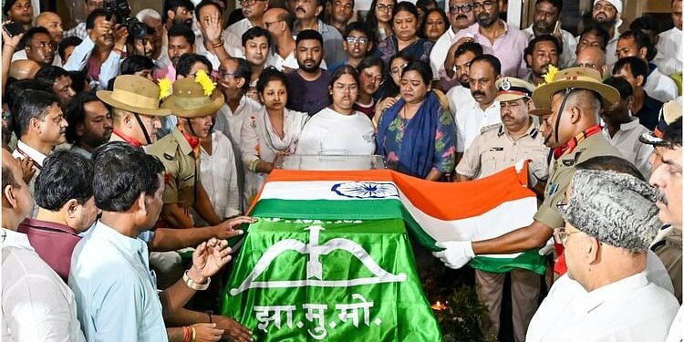 Shibu Soren Funeral News Live: पंचतत्व में विलीन हुए शिबू सोरेन, बेटे हेमंत सोरेन ने दी मुखाग्नि