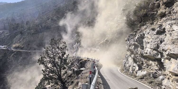 Shimla : किन्नौर में भूस्खलन से दिल्ली के युवक-युवती की मौत, चंबा में गाड़ी गिरने से तीन की गई जान