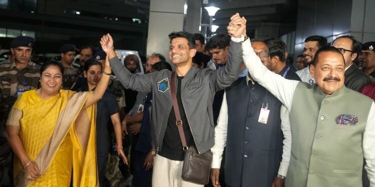 Shubhanshu Shukla: दिल्ली पहुंचे भारतीय अंतरिक्ष यात्री शुभांशु शुक्ला, केंद्रीय मंत्री-छात्रों ने किया स्वागत