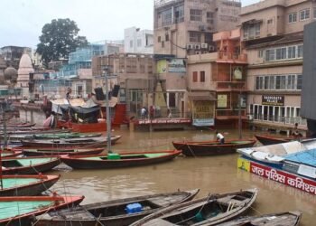 UP Flood: मणिकर्णिका घाट पर शवों की कतार, पहली बार नमो घाट बंद, खतरे के निशान से ऊपर गंगा; वरुणा-गोमती भी उफनाई