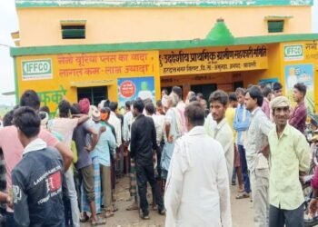 UP News: एक तरफ खाद किल्लत से किसान परेशान, दूसरी तरफ 150 रुपये महंगी यूरिया का सौदा कर रहा था पुलिस का फॉलोवर