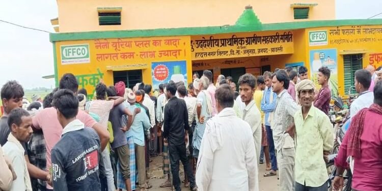 UP News: एक तरफ खाद किल्लत से किसान परेशान, दूसरी तरफ 150 रुपये महंगी यूरिया का सौदा कर रहा था पुलिस का फॉलोवर