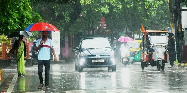 UP Weather : फिलहाल जोरदार बारिश से राहत के आसार नहीं, आज प्रदेश के 30 जिलों में भारी बरसात का यलो अलर्ट