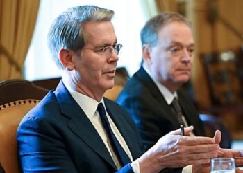 US Tariff: अमेरिका ने भी माना- भारत झुकने वाला नहीं; ट्रंप के वित्त मंत्री तिलमिलाए, बोले- वे थोड़े अड़ियल हैं