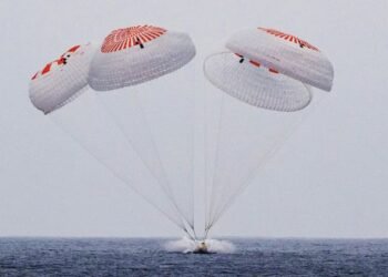 US: आईएसएस पर पांच महीने बिताने के बाद धरती पर लौटे चार अंतरिक्ष यात्री, कैलिफोर्निया के तट पर उतरा कैप्सूल