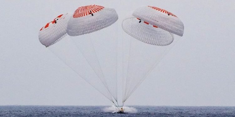 US: आईएसएस पर पांच महीने बिताने के बाद धरती पर लौटे चार अंतरिक्ष यात्री, कैलिफोर्निया के तट पर उतरा कैप्सूल
