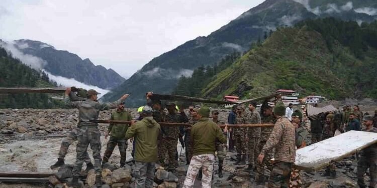 Uttarkashi Cloudburst Live: धराली बीच गांव में फंसे 200 लोग, रास्ता बना रहे जवान, सीएम ने किया हवाई सर्वेक्षण