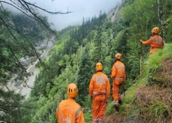 Uttarkashi: धराली में फिर तबाही मचा सकती है खीरगंगा...मुहाने पर जमा है 15 फीट मलबा, सिर्फ दो बोल्डरों पर अटका