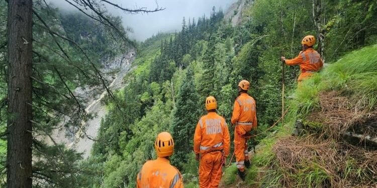 Uttarkashi: धराली में फिर तबाही मचा सकती है खीरगंगा...मुहाने पर जमा है 15 फीट मलबा, सिर्फ दो बोल्डरों पर अटका
