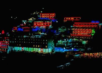 Vaishno Devi Yatra: हेलिकॉप्टर सेवा बंद, वैष्णो धाम में गिरी श्रद्धालुओं की संख्या; मौसम ने बढ़ाई मुसीबत