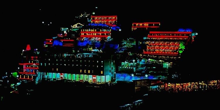 Vaishno Devi Yatra: हेलिकॉप्टर सेवा बंद, वैष्णो धाम में गिरी श्रद्धालुओं की संख्या; मौसम ने बढ़ाई मुसीबत