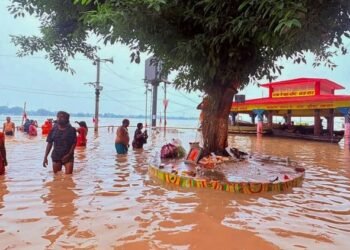 Weather Havoc: देशभर में नदियां उफान पर, बिहार में बाढ़ से 17 लाख लोग प्रभावित; हिमाचल में 330 सड़कें बंद