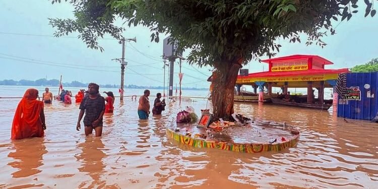 Weather Havoc: देशभर में नदियां उफान पर, बिहार में बाढ़ से 17 लाख लोग प्रभावित; हिमाचल में 330 सड़कें बंद