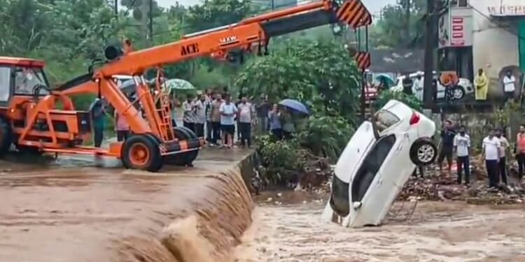 Weather News: देश में बारिश का कहर, 11 से अधिक मौतें; आज झारखंड में रेड अलर्ट और बंगाल के 11 जिलों में चेतावनी