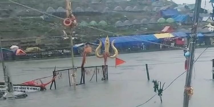 Weather: हिमाचल में पांच जगह बादल फटे, घर-गाड़ियां और सेब बगीचे बहे, मणिमहेश में फंसे छह हजार यात्री घर रवाना