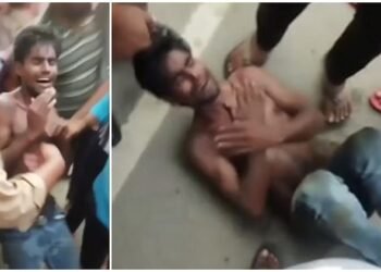खूंखार भीड़ की बेरहम करतूत: पुलिस के सामने युवक पर बरसाए लात-घूंसे, इस वजह से सड़क पर गिराकर पीटा