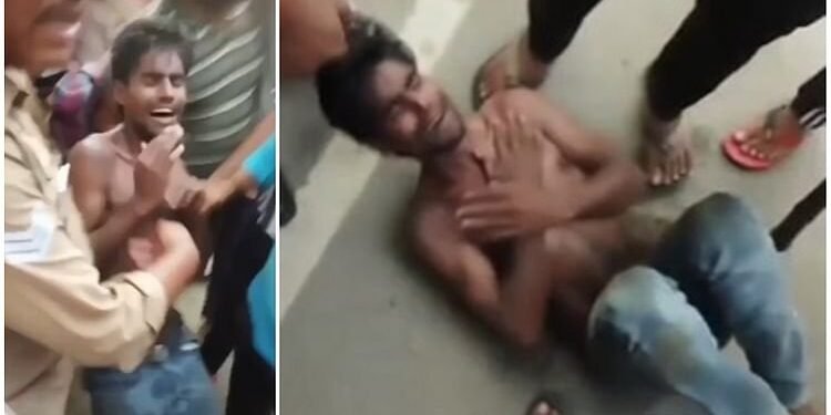खूंखार भीड़ की बेरहम करतूत: पुलिस के सामने युवक पर बरसाए लात-घूंसे, इस वजह से सड़क पर गिराकर पीटा
