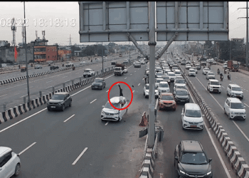 गाजियाबाद में रफ्तार का कहर: ड्यूटी पर तैनात ट्रैफिक सिपाही को कार ने रौंदा, सात फीट हवा में उछला; देखें Video