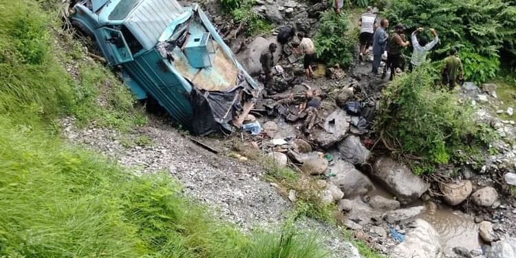 जम्मू-कश्मीर: उधमपुर में बड़ा हादसा... सीआरपीएफ जवानों से भरी बस 200 फीट गहरी खाई में गिरी, 3 बलिदान; 15 घायल