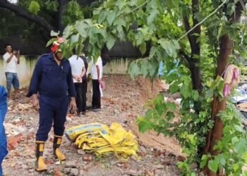 दिल्ली में बड़ा हादसा: हरीनगर में 50 फुट ऊंची दीवार गिरी, महिला समेत आठ लोगों की मौत