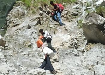 बदरीनाथ हाईवे पर भूस्खलन: 30 मीटर हिस्सा ध्वस्त...2000 यात्रियों को पड़ावों पर रोका, ऐसे आवाजाही कर रहे लोग