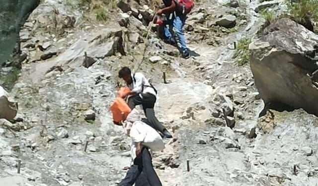 बदरीनाथ हाईवे पर भूस्खलन: 30 मीटर हिस्सा ध्वस्त...2000 यात्रियों को पड़ावों पर रोका, ऐसे आवाजाही कर रहे लोग