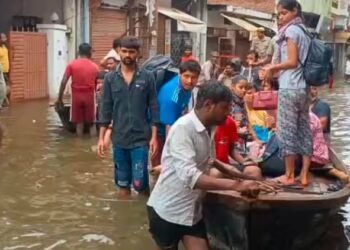 बाढ़ से तबाही जैसा मंजर: पूर्वांचल के 500 से ज्यादा गांव पानी से घिरे, प्रयागराज में पांच लाख की आबादी पर संकट