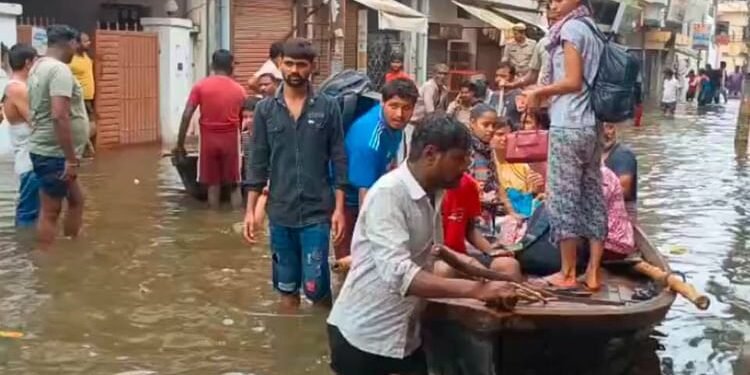 बाढ़ से तबाही जैसा मंजर: पूर्वांचल के 500 से ज्यादा गांव पानी से घिरे, प्रयागराज में पांच लाख की आबादी पर संकट