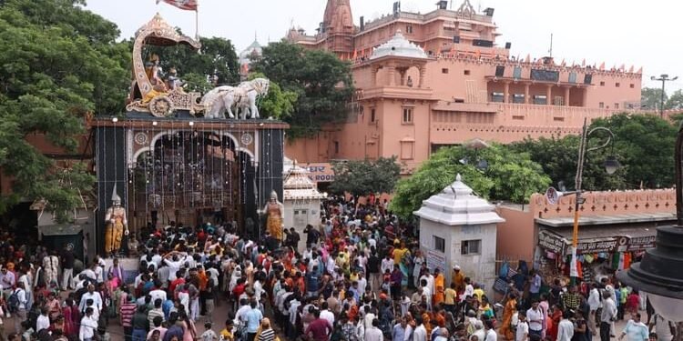 मथुरा की ये तस्वीरें मोह लेंगी मन: अद्भुत, अलौकिक और अकल्पनीय छटा; आज जन्मोत्सव में शामिल होंगे सीएम योगी