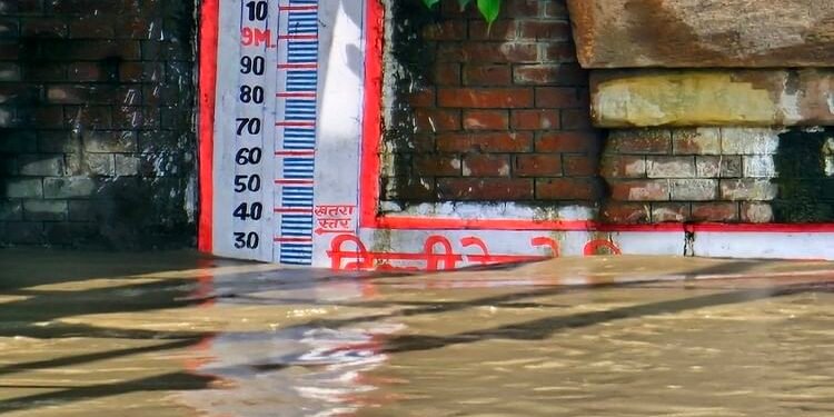 यमुना खतरे के निशान के पार: हथिनीकुंड बैराज के सारे गेट खोले गए, बाढ़ क्षेत्र में किसी को रुकने की इजाजत नहीं