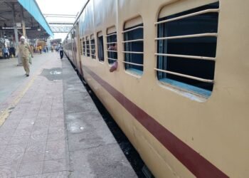 यात्रीगण ध्यान दें: जम्मू-कश्मीर रेलमार्ग बाधित, 51 ट्रेनें रद्द; फंसे यात्रियों के लिए चलाईं विशेष गाड़ियां