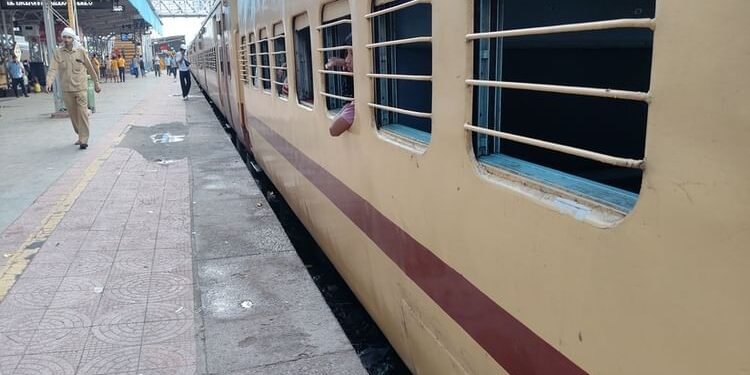 यात्रीगण ध्यान दें: जम्मू-कश्मीर रेलमार्ग बाधित, 51 ट्रेनें रद्द; फंसे यात्रियों के लिए चलाईं विशेष गाड़ियां