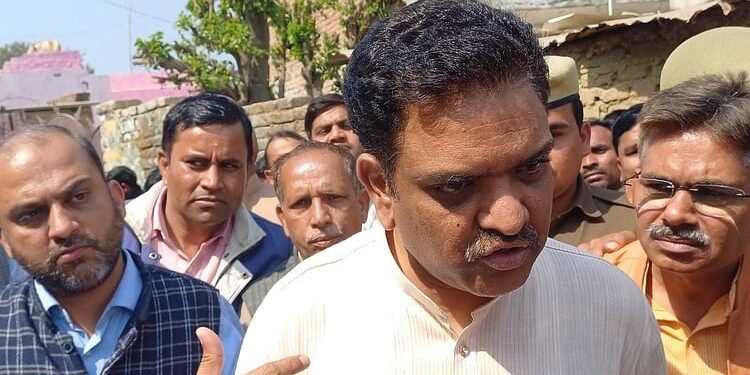 यूपी: मंत्री असीम अरुण के निजी सचिव ने महिला से की छेड़छाड़, मंत्री ने खुद पुलिस बुलवाकर कराया गिरफ्तार