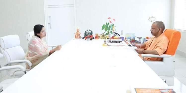 यूपी: सपा से निष्कासित विधायक पूजा पाल ने की सीएम योगी से मुलाकात, राजनीतिक गलियारों में लगने लगे कयास