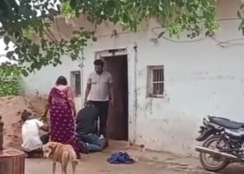 शर्मनाक: सेवानिवृत्ति के पैसे नहीं दिए तो रिटायर्ड डीएसपी को पत्नी और बेटों ने रस्सी से बांधकर पीटा और घसीटा