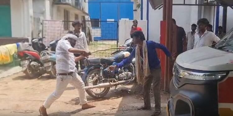 सतना में अमानवीयता: जिस गरीब को चोर समझकर लोगों ने पीटा, उसके जेब से निकली सिर्फ रोटी-नमक