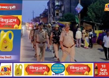 दुद्धी कस्बा में क्षेत्राधिकारी ने किया पैदल गश्त, वाहनों की चेकिंग