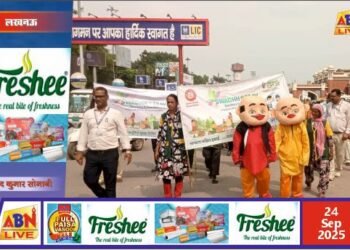 लखनऊ रेलवे स्टेशन पर स्वच्छोत्सव 2025 के तहत यात्रियों को दिलचस्प तरीके से समझाई गई स्वच्छता की अहमियत
