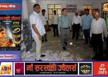 जिलाधिकारी ने किया ईवीएम व वीवीपैट गोदाम का किया निरीक्षण