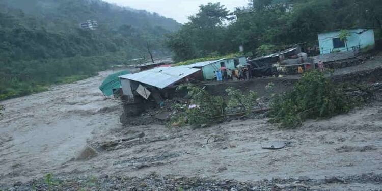 Dehradun Cloudburst Live: सड़कें, पुल और लोगों की संपत्तियां हुईं तबाह, पांच होटलों को बनाया गया राहत शिविर
