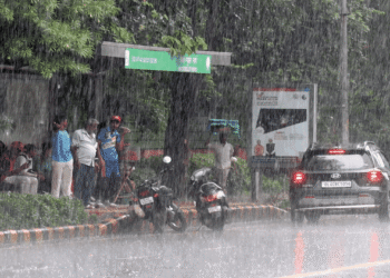 Delhi NCR Rain Live: भारी बारिश से उफान पर यमुना, नोएडा-गाजियाबाद में स्कूल बंद, दिल्ली में नाले का तटबंध टूटा