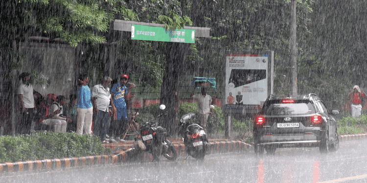 Delhi NCR Rain Live: भारी बारिश से उफान पर यमुना, नोएडा-गाजियाबाद में स्कूल बंद, दिल्ली में नाले का तटबंध टूटा