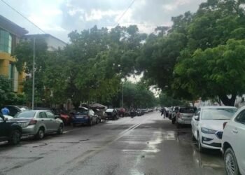 Delhi-NCR Rain: दिल्ली समेत आस-पास के इलाकों में छाए बादल, नोएडा में तेज बारिश, अगले तीन ऐसा रहेगा मौसम