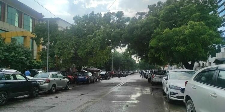 Delhi-NCR Rain: दिल्ली समेत आस-पास के इलाकों में छाए बादल, नोएडा में तेज बारिश, अगले तीन ऐसा रहेगा मौसम