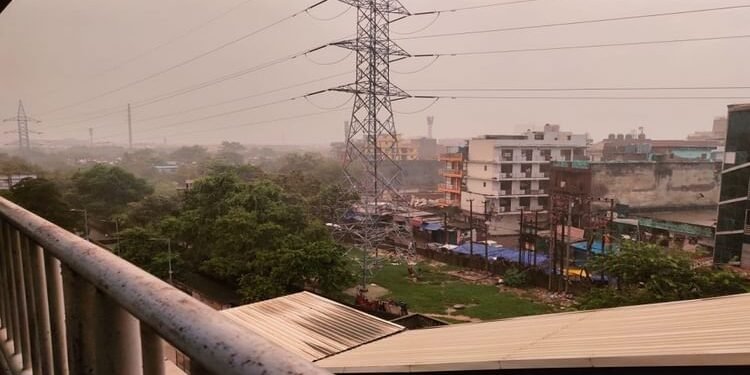 Delhi NCR Weather: एनसीआर में दिन का आगाज झमाझम बारिश के साथ, आज भी उड़ानें रहेंगी प्रभावित... एडवाइजरी जारी