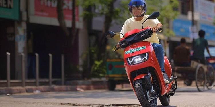 Electric Scooters: टॉप-5 इलेक्ट्रिक स्कूटर जिनकी कीमत नए एपल आईफोन 17 Pro Max से भी है कम, जानें फीचर्स और डिटेल्स